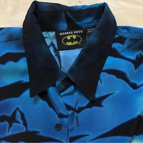 Batman themed button down shirt - Picture 3 of 3